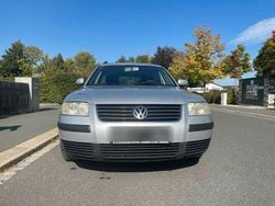 Grau Gebraucht 2001 VW Passat Kombi | 1.200 € (Superpreis)