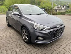 Grau Gebraucht 2018 Hyundai i20 Trend Limousine | 10.950 € (Guter Preis)