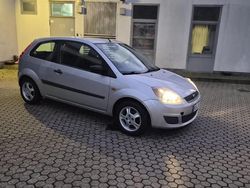 Grau Gebraucht 2007 Ford Fiesta Kleinwagen | 1.400 € (Fairer Preis)