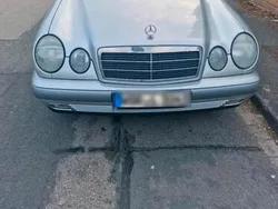 Silber Gebraucht 1999 Mercedes E240 Limousine | 1.500 €