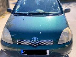 Grün Gebraucht 2001 Toyota Yaris Eco Limousine | 1.660 € (Fairer Preis)