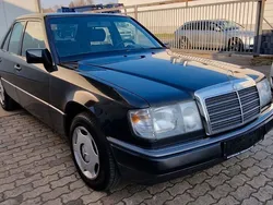 Grau Gebraucht 1993 Mercedes E200 Limousine | 11.990 €