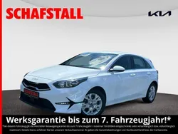 Weiss ((wd) cararraweiss) Gebraucht 2024 Kia Ceed Comfort Limousine | 21.449 € (Superpreis)