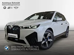 Mineralweiß Gebraucht 2024 BMW iX Sport Line SUV | 73.220 € (Etwas zu teuer)