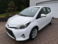 Weiß Gebraucht 2013 Toyota Yaris Hybrid Club Limousine | 9.550 € (Etwas zu teuer)