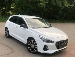 Weiß Gebraucht 2017 Hyundai i30 Intro Edition Limousine | 14.900 € (Fairer Preis)