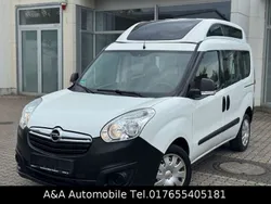 Weiß Gebraucht 2017 Opel Combo Selection Van / Kleinbus | 14.950 €