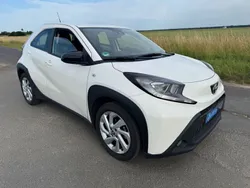 Weiß Gebraucht 2022 Toyota Aygo Play Kleinwagen | 13.450 € (Guter Preis)