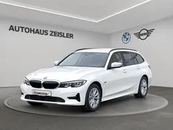 Alpinweiß uni Gebraucht 2022 BMW 320e Sport Line Kombi | 28.160 € (Fairer Preis)
