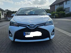 Weiß Gebraucht 2016 Toyota Yaris Hybrid Edition-S Kleinwagen | 11.400 € (Fairer Preis)