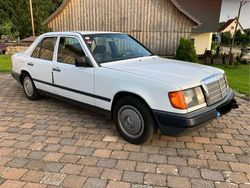 Weiß Gebraucht 1989 Mercedes E200 Limousine | 1.999 €