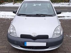 Silber Gebraucht 2000 Toyota Yaris Limousine | 1.095 € (Etwas zu teuer)