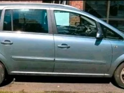 Grau Gebraucht 2007 Opel Zafira Van / Kleinbus | 2.190 €