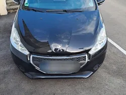 Schwarz Gebraucht 2015 Peugeot 208 Kleinwagen | 5.000 € (Guter Preis)
