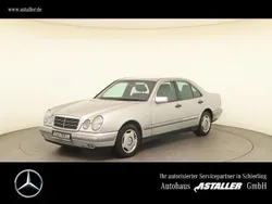 Brillantsilber metallic (metallic) Gebraucht 1996 Mercedes E290 Classic Limousine | 5.699 €