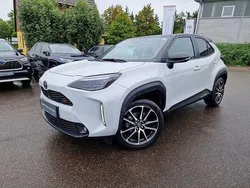 Dynamcigrey (metallic) Gebraucht 2023 Toyota Yaris Hybrid Sport SUV | 30.990 €