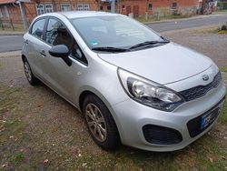 Grau Gebraucht 2013 Kia Rio Edition 7 Limousine | 4.400 € (Fairer Preis)