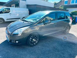 Grau shark Gebraucht 2013 Peugeot 5008 Style Van / Kleinbus | 6.995 € (Fairer Preis)