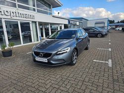 Osmium grey metallic / metalli Gebraucht 2018 Volvo V40 Momentum Kombi | 15.990 € (Teuer)
