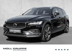 Black solid ´stone´ / solid Gebraucht 2023 Volvo V60 CC Plus Kombi | 34.480 € (Guter Preis)