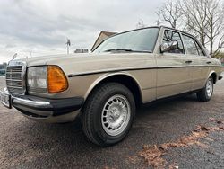 Beige Gebraucht 1981 Mercedes 240 Limousine | 11.888 €