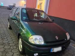 Grün Gebraucht 2001 Renault Clio II Kleinwagen | 1.450 € (Fairer Preis)