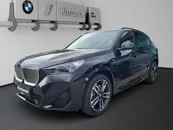 Saphirschwarz metallic Neu 2025 BMW iX1 M Sport SUV | 52.880 € (Guter Preis)