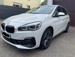 Weiß Gebraucht 2018 BMW 218 Active Tourer Sport Line Van / Kleinbus | 14.700 € (Fairer Preis)