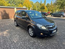 Grau Gebraucht 2011 Opel Zafira Van / Kleinbus | 2.200 € (Guter Preis)