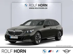 Sophistograu brillanteffekt Gebraucht 2024 BMW 520 M Sport Kombi | 50.650 € (Superpreis)