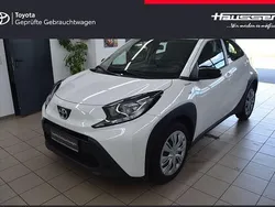 Schneeweiß Gebraucht 2023 Toyota Aygo X-play Kleinwagen | 13.840 € (Fairer Preis)