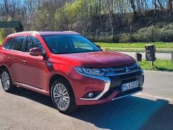 Rot Gebraucht 2016 Mitsubishi Outlander P-HEV Plus SUV | 16.900 €