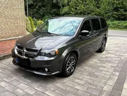 Grau Gebraucht 2018 Dodge Grand Caravan Van / Kleinbus | 16.900 €