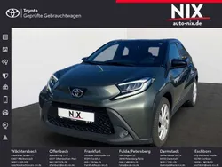 Cardamon green metallic/ night sky black Gebraucht 2022 Toyota Aygo Comfort Kleinwagen | 14.470 € (Etwas zu teuer)