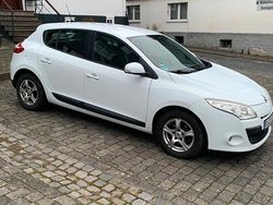 Weiß Gebraucht 2012 Renault Mégane III Kleinwagen | 4.300 € (Etwas zu teuer)