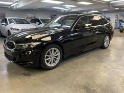 Schwarz Gebraucht 2023 BMW 318 Sport Line Kombi | 29.650 € (Fairer Preis)