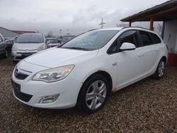Weiß Gebraucht 2011 Opel Astra Design Edition Kombi | 1.700 € (Superpreis)