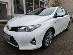 Schneeweiß Gebraucht 2013 Toyota Auris Hybrid Executive Kleinwagen | 11.490 € (Fairer Preis)
