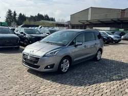 Grau Gebraucht 2016 Peugeot 5008 Allure Van / Kleinbus | 6.950 € (Fairer Preis)