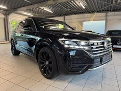 Deep black Gebraucht 2018 VW Touareg R-line SUV | 37.600 € (Teuer)