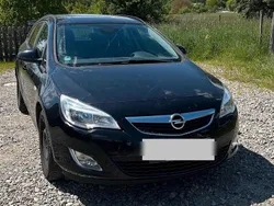 Schwarz Gebraucht 2011 Opel Astra Kombi | 5.000 € (Etwas zu teuer)