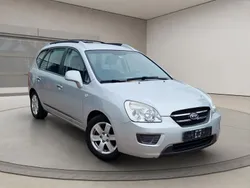 Grau Gebraucht 2006 Kia Carens Van / Kleinbus | 2.193 € (Etwas zu teuer)