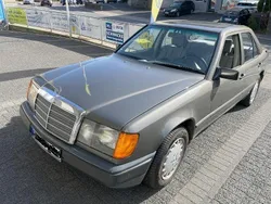 Grau Gebraucht 1989 Mercedes E230 Limousine | 9.900 €