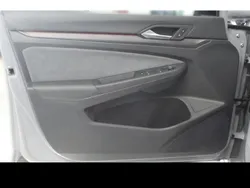 Grau Gebraucht 2024 VW Golf VIII Style Limousine | 31.740 € (Etwas zu teuer)