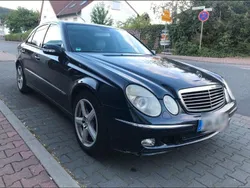 Blau Gebraucht 2002 Mercedes E320 Limousine | 1.700 €