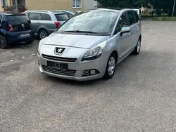 Silber Gebraucht 2011 Peugeot 5008 Van / Kleinbus | 3.950 € (Fairer Preis)