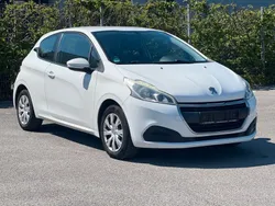 Weiß Gebraucht 2015 Peugeot 208 Active Kleinwagen | 3.400 € (Etwas zu teuer)