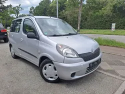 Silber Gebraucht 2001 Toyota Yaris Kombi | 2.100 € (Guter Preis)