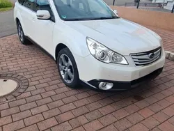 Weiß Gebraucht 2012 Subaru Outback Comfort SUV | 11.500 € (Etwas zu teuer)