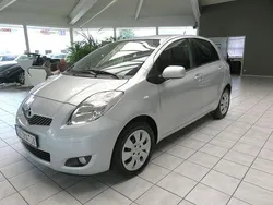 Silber Gebraucht 2011 Toyota Yaris Cool Limousine | 9.990 €